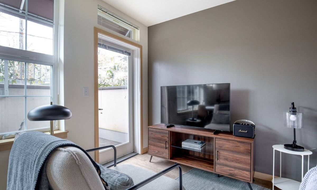 Wallingford Apartment | Luxe Wallingford Studio w/Pets & W/D, nr 99 & I-5, by Blueground