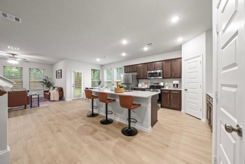 Denton House | Luxurious 4 Bed Duplex Getaway!