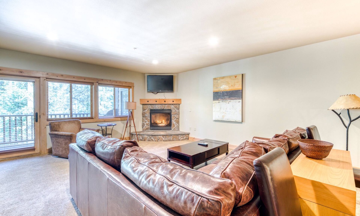 Government Camp Condo | Luxurious Collins Lake condo w/updated amenities, shared pool & easy ski access