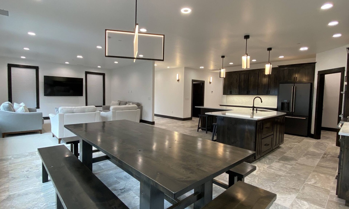 Coos Bay House | Luxurious Modern Retreat with 3 King Suites