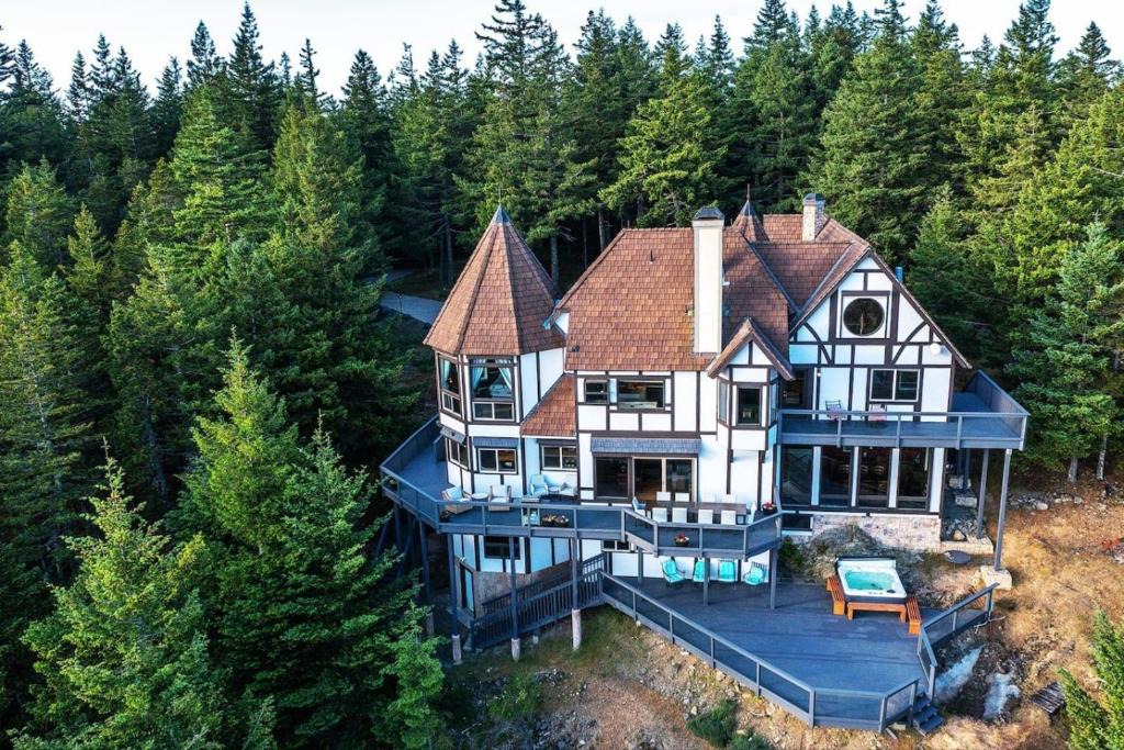 Eastsound House | Luxurious Mountaintop Retreat with Stunning Views