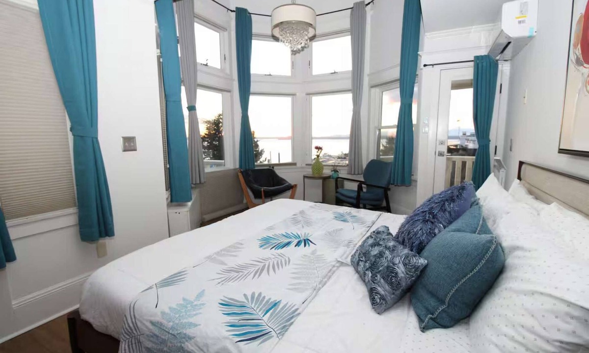 West Queen Anne Hotel | Luxurious Multi-Level Home with Breathtaking Mountain & Water Views - Prime Seattle Location!