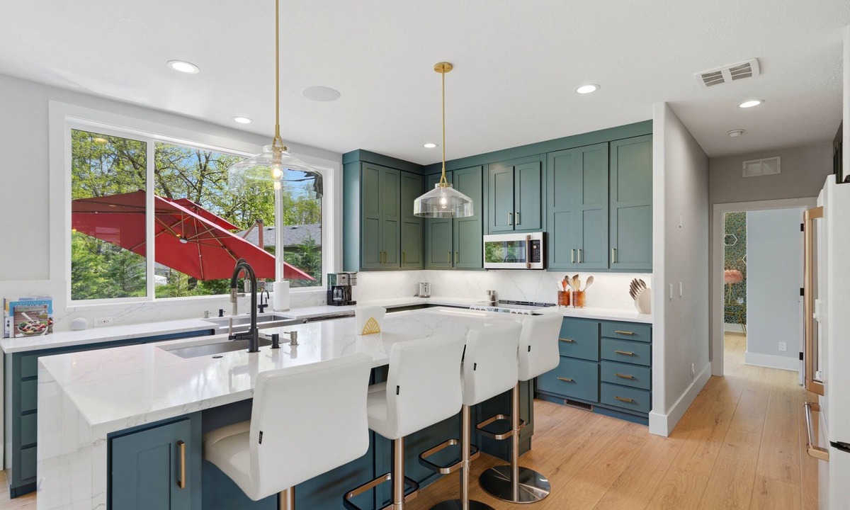 Carlton House | Luxury 3 King Suite Retreat 3 Blocks to Downtown!