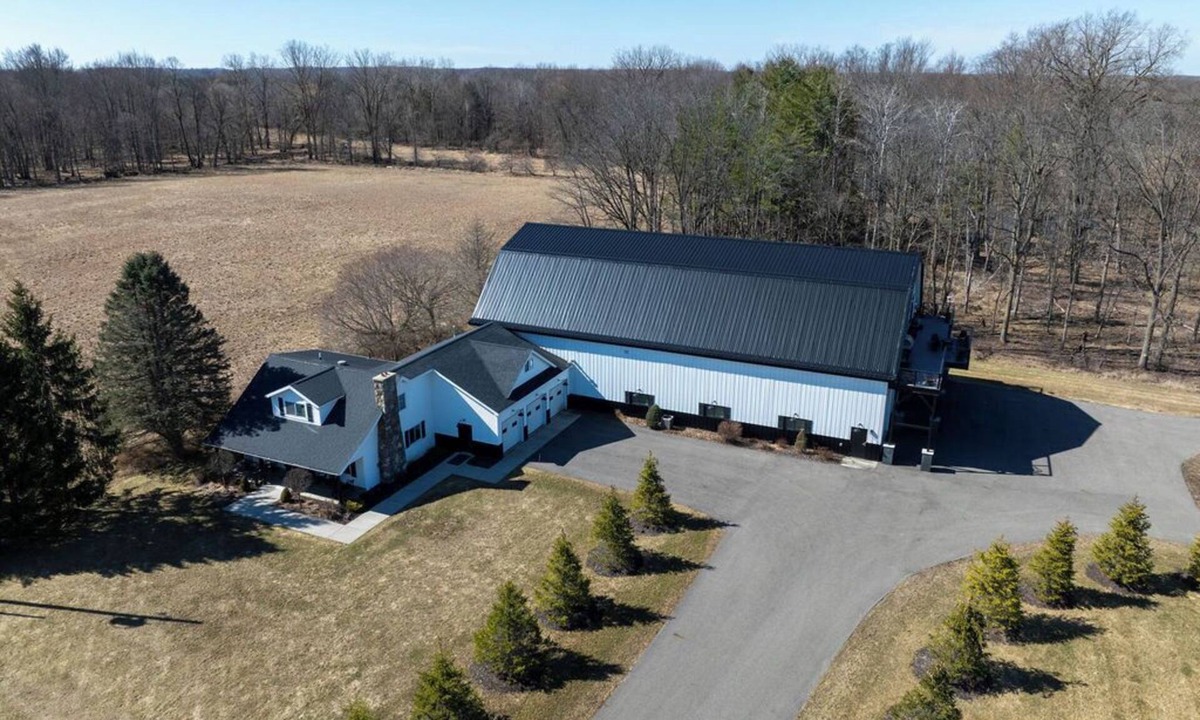 Mount Pleasant House | Luxury Estate Retreat Near CMU, Golf & Soaring Eagle Casino - Sleeps 20