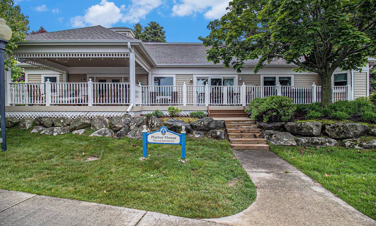 Manistee House | Luxury Harbor House- Pet-Friendly, Hot Tub!