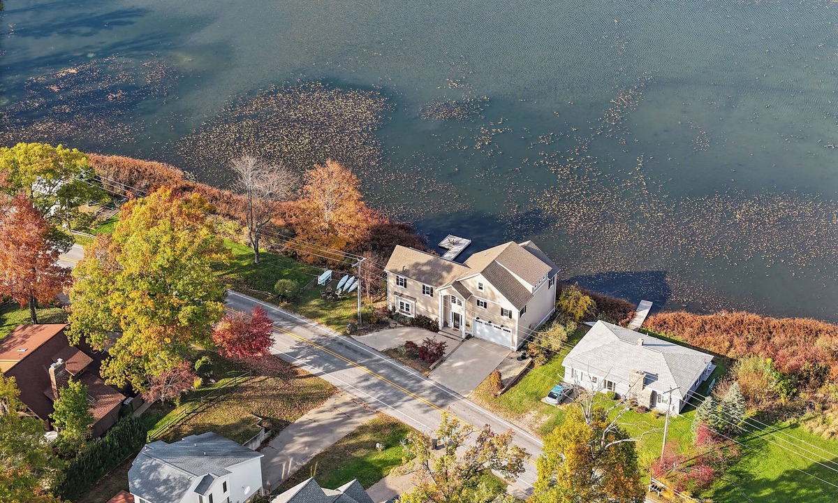 Middleville House | Luxury lakefront escape near Gun Lake