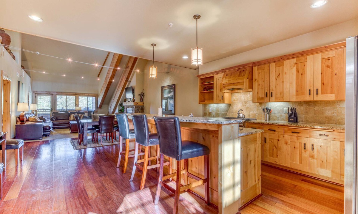 Government Camp Condo | Luxury penthouse condo withshared pool, hot tub & great mountain views