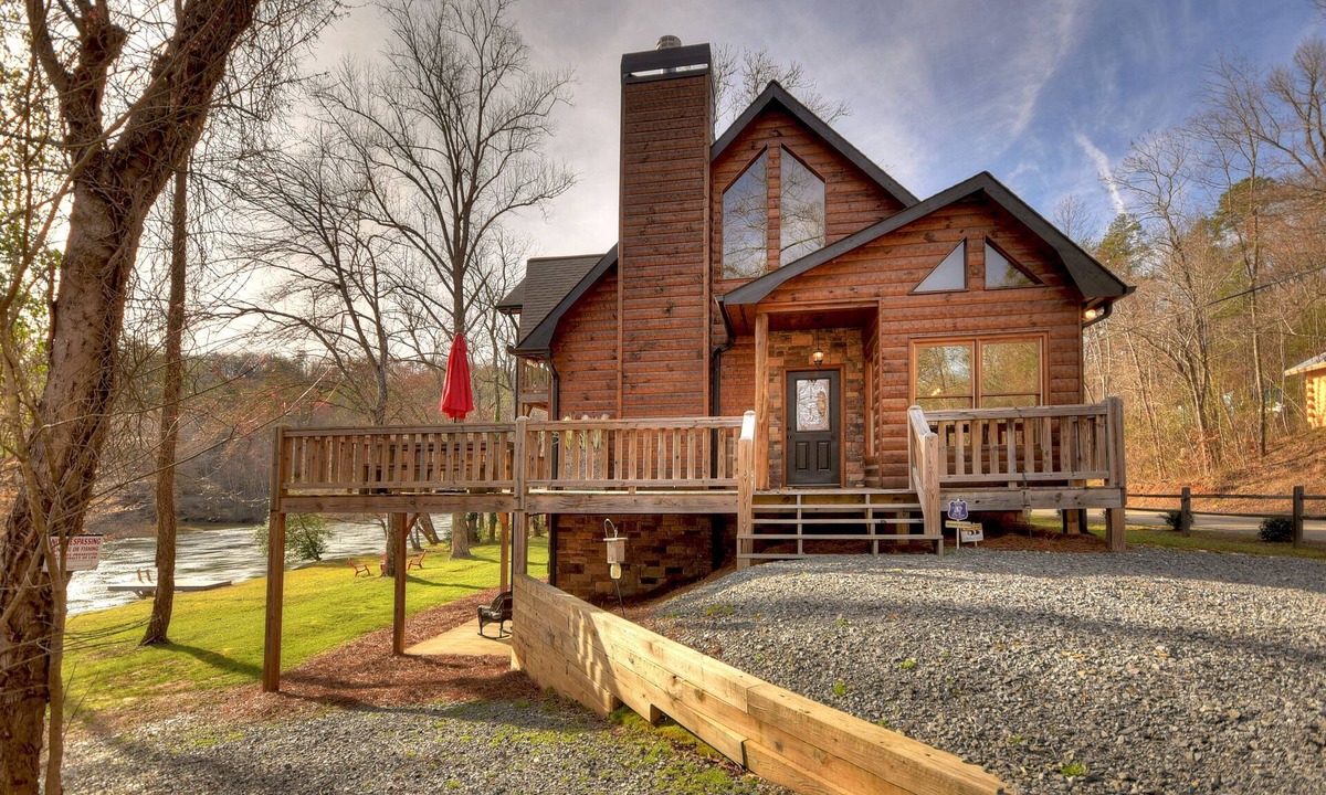 Mineral Bluff House | Luxury, Toccoa River Front, Fishing, 3 Fireplaces, Kayaks
