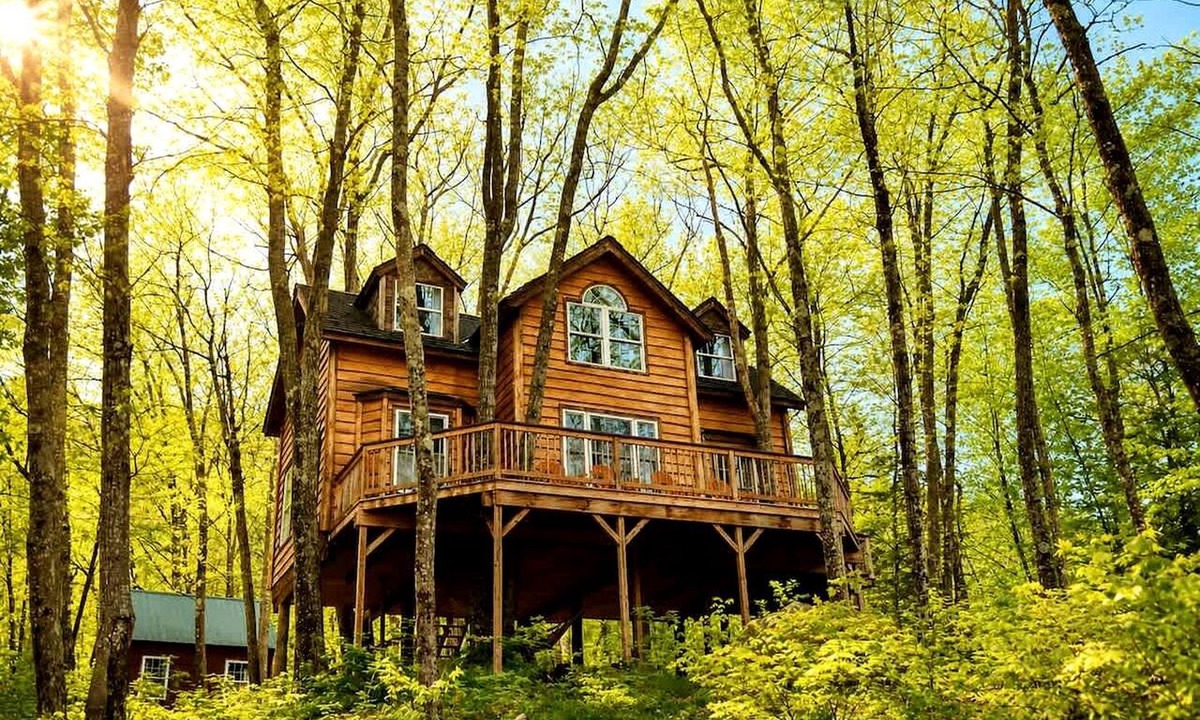 Stoneham Cabin | Luxury Treehouse with Soaking Tub near White Mountain National Forest, Stoneham, Maine