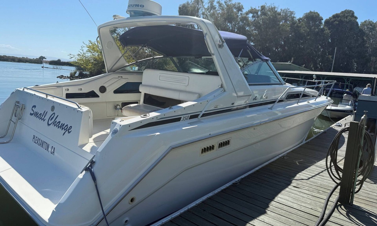 Alameda Boat Rental | Luxury Yacht Stay. A spacious floating getaway awaits you!