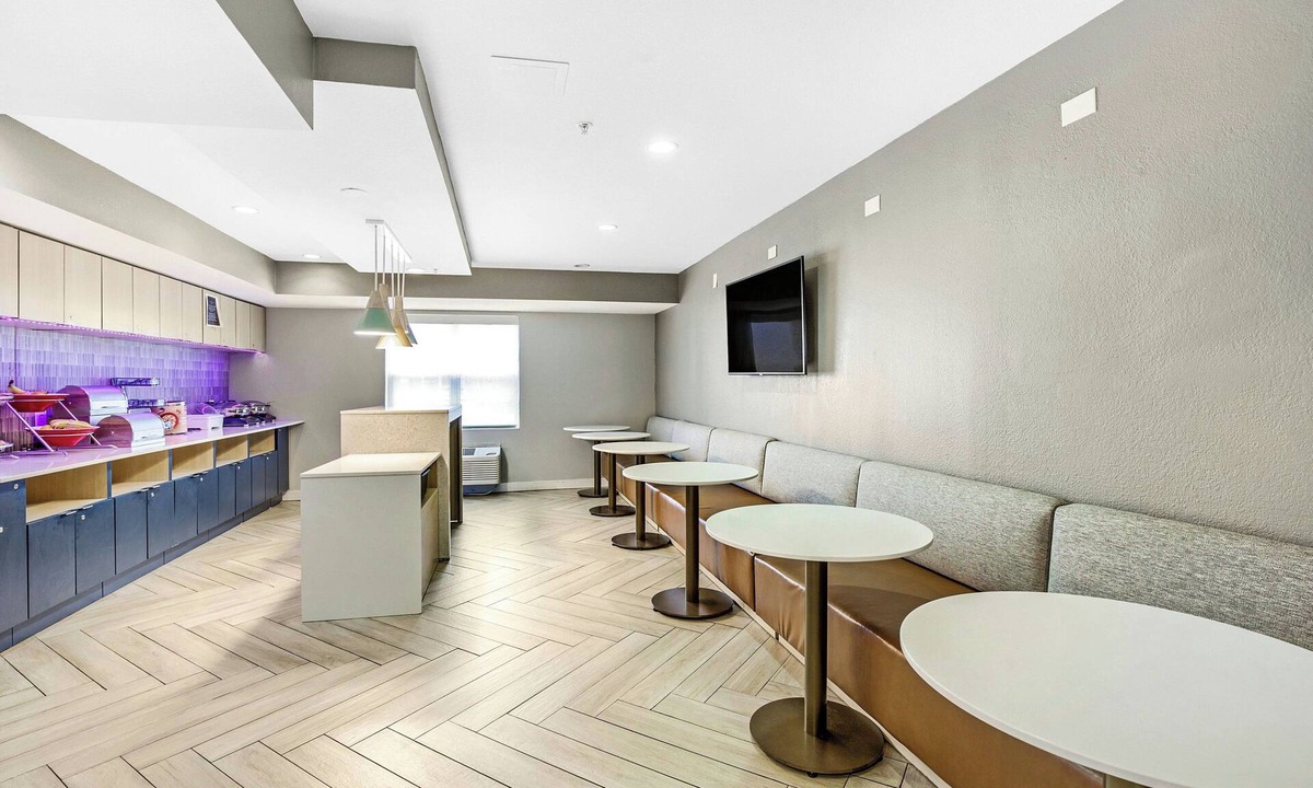 Mobile Hotel | MainStay Suites