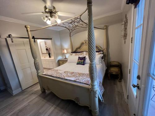 Abbeville House | Mardi Gras Suite at NOLA Rendezvous, waterfront