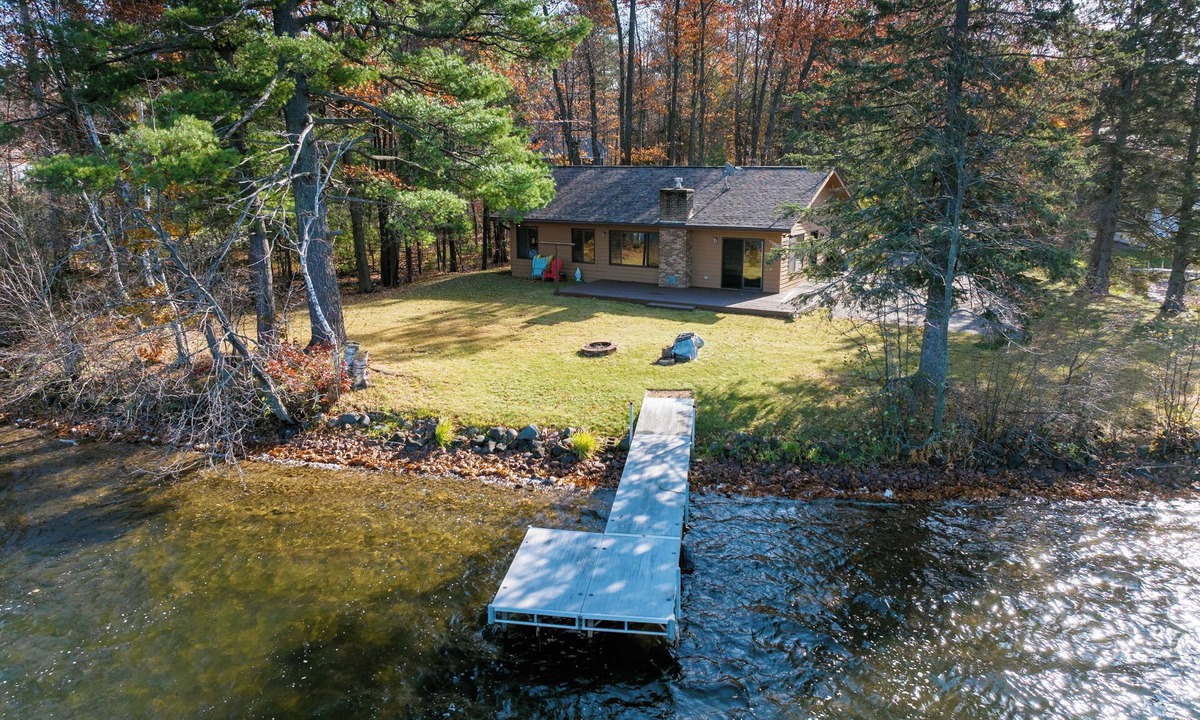 Hayward Cabin | Marina Hideaway: Lakeside Bliss on Round Lake