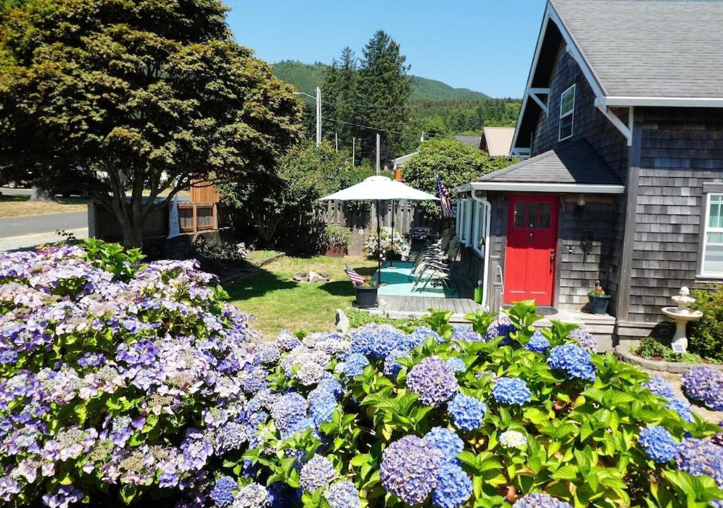 Garibaldi House | Mariner's Retreat ~ A Downtown Garibaldi Oasis