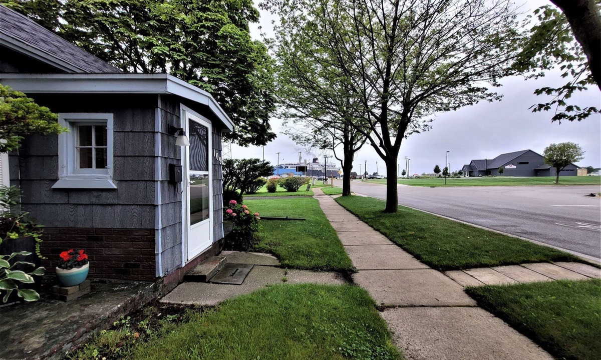 Ludington House | Mariners Landing; Dockside Cottage Ludington