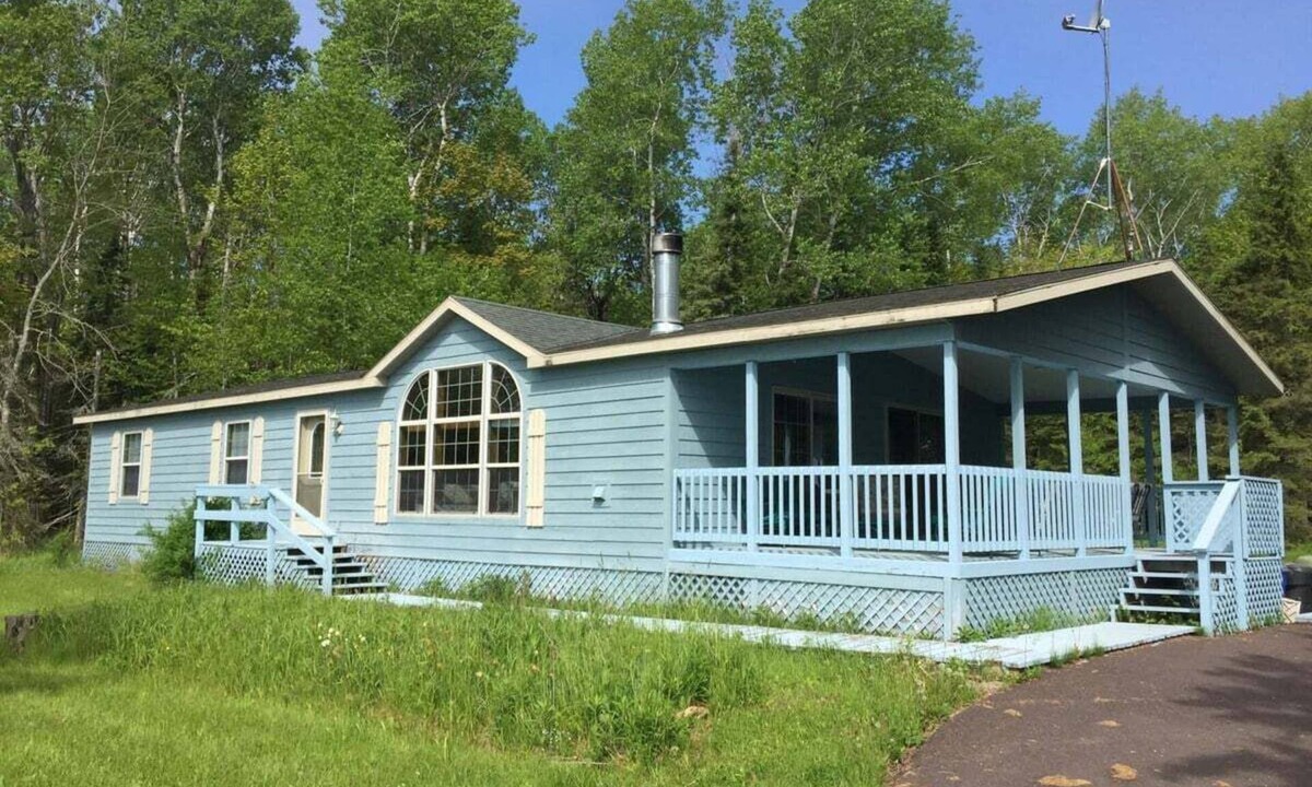 La Pointe House | Mary Ann`s - Lake Superior Access Across Middle Ro