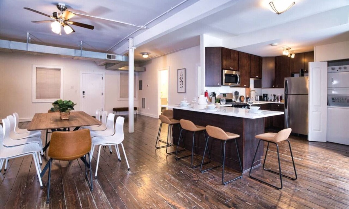 Near South Side Apartment | McCormick 4BR Huge Unit w/Pool Table | Sleeps 11