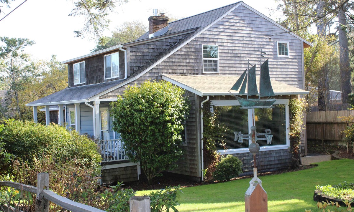 Downtown Cannon Beach House | McRae House- Close to Beach-Family Friendly Beach House-Prime location-Cozy