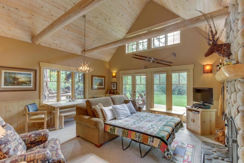 Camp Sherman House | Metolius River Resort Cabin #5