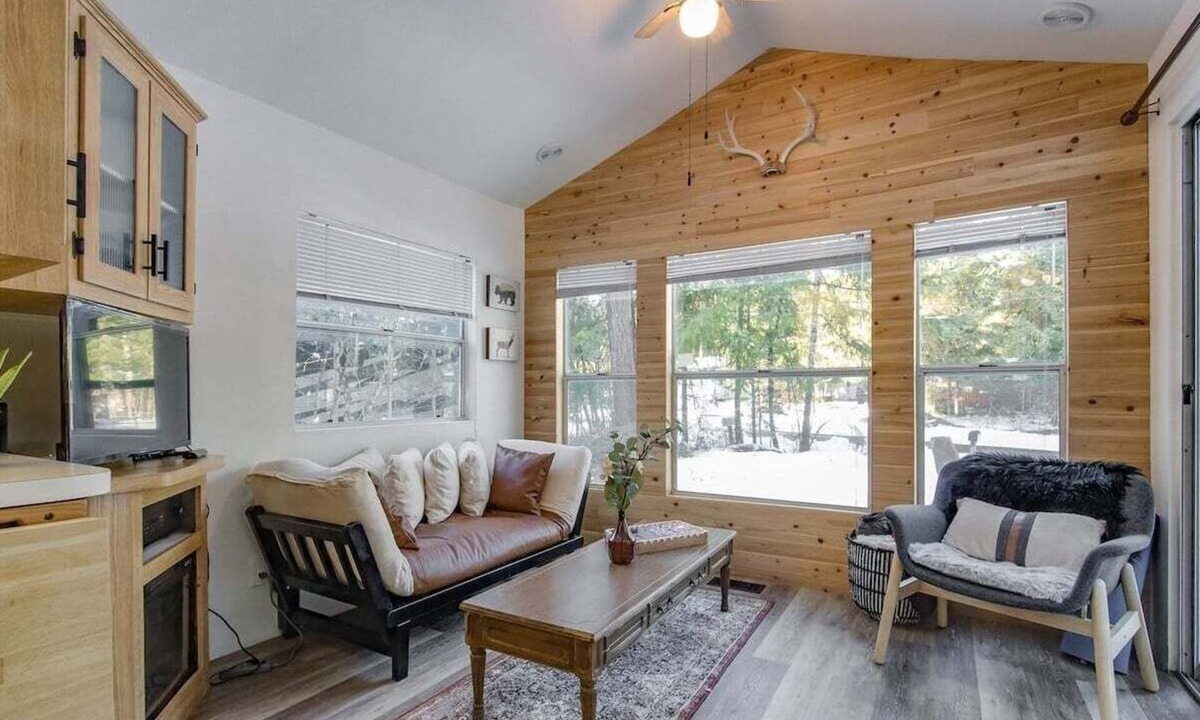Packwood Cabin | Minimalist Hideaway | WiFi, BBQ, Smart TV