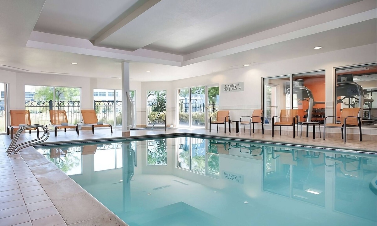 West Dundee Resort | Minutes Away from Elgin History Museum! Pool, FREE Parking, Pets Allowed!
