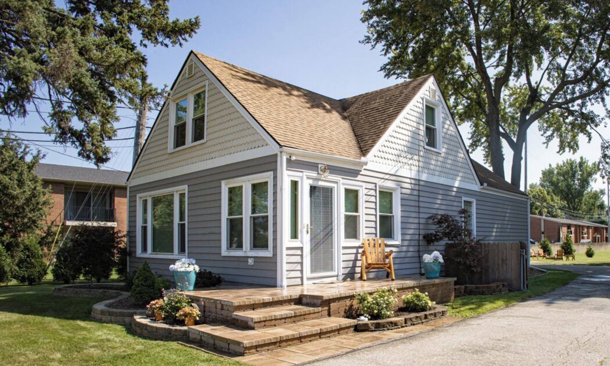 Roseville House | minutes away from Lake St. Clair parking for boats/trailers weekly/monthly rates