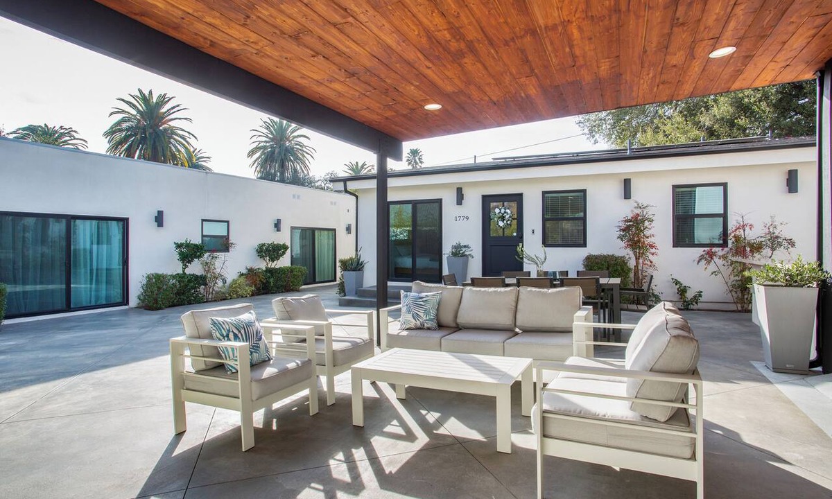 Mid Central House | Modern 2BR Pasadena Guesthouse w/King Bed & Outdoor Kitchen & AC