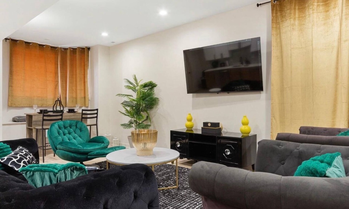 North Lawndale Apartment | Modern 3BR Apt Near United Center