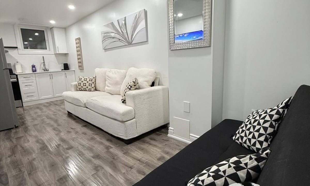 Churchill Meadows Apartment | Modern and cozy basement suite