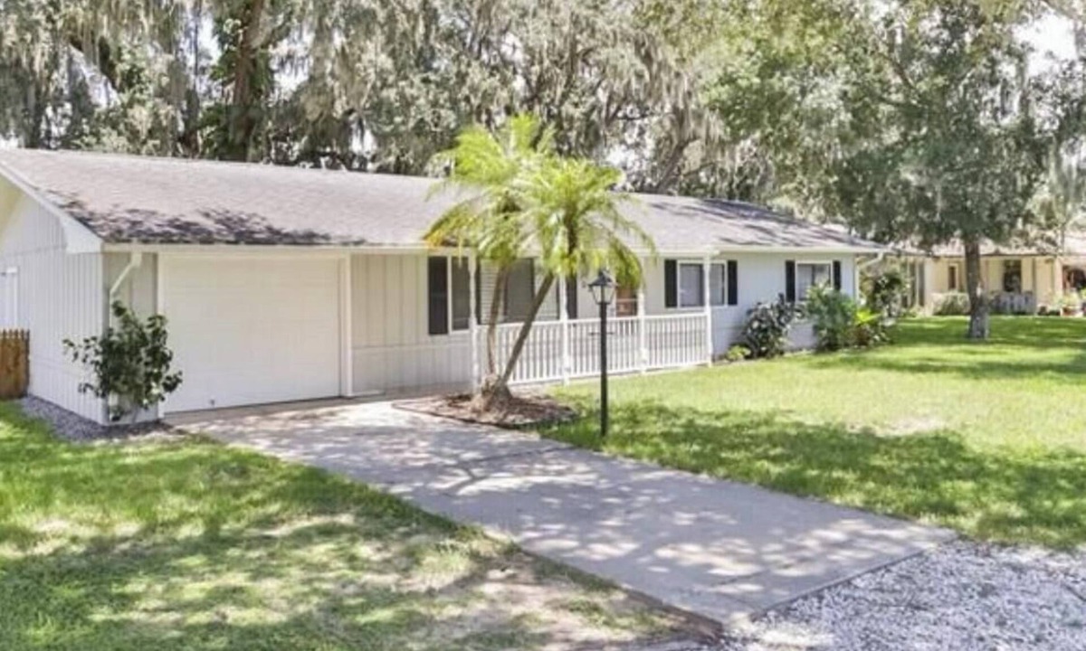 Florida Shores House | Modern beach themed 3b/2b home near New Smyrna Beach & Daytona Beach! Paradise!