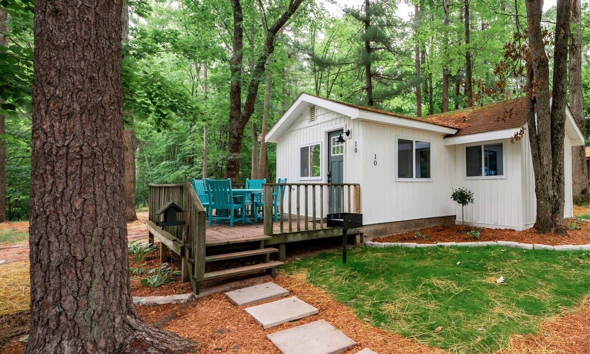 Mayfield Cabin | Modern Cabin Retreat l Arbutus Lake l Close to TC!