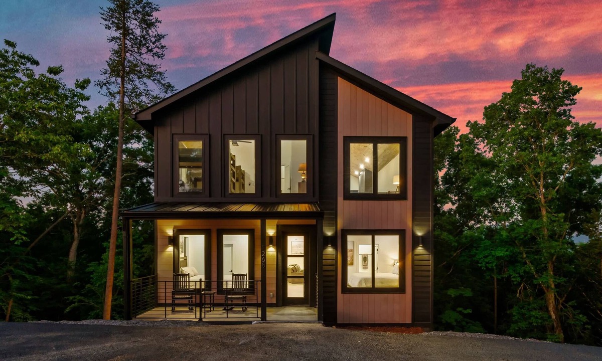 Sevierville Cabin | Modern Cabin, Sleeps 10・Indoor Pool・Hot Tub・Games