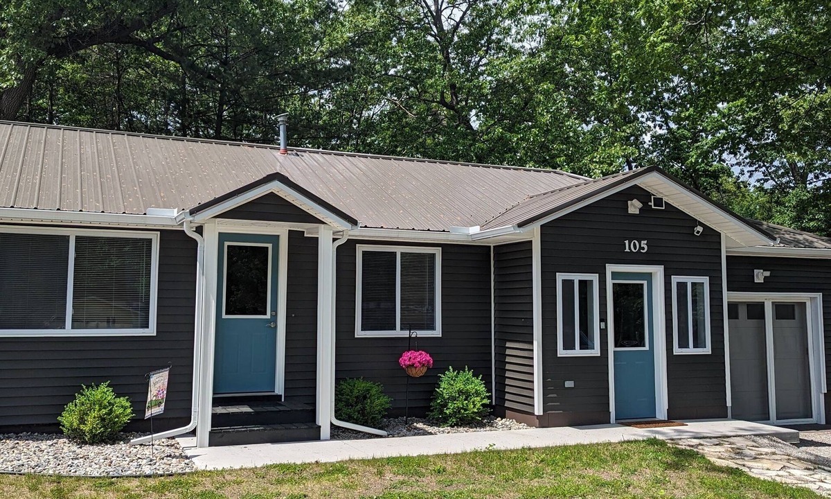 Prudenville Cottage | Modern,Clean Cottage, 1 block from the lake and close to town