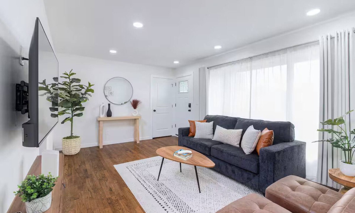 Garden City Apartment | Modern Comfort 3BDR Near DTW & Downtown Detroit