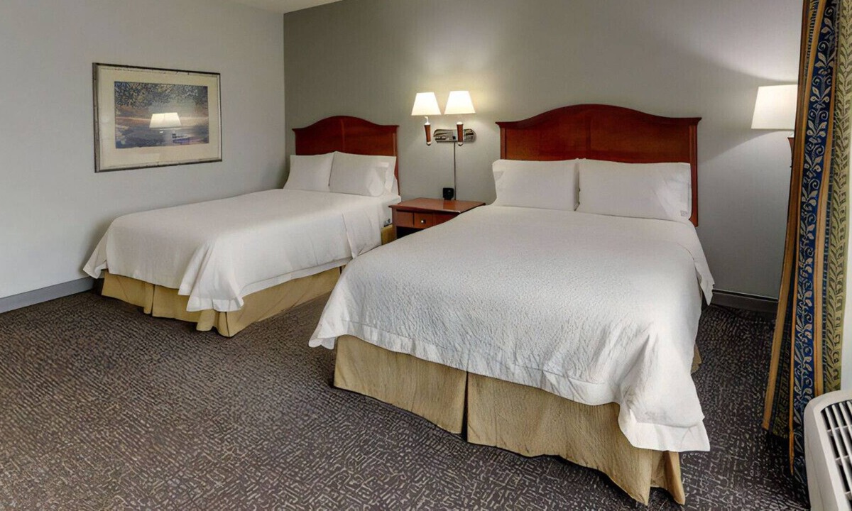 West Newton House | Modern & Comfortable Place! WiFi & Indoor Pool