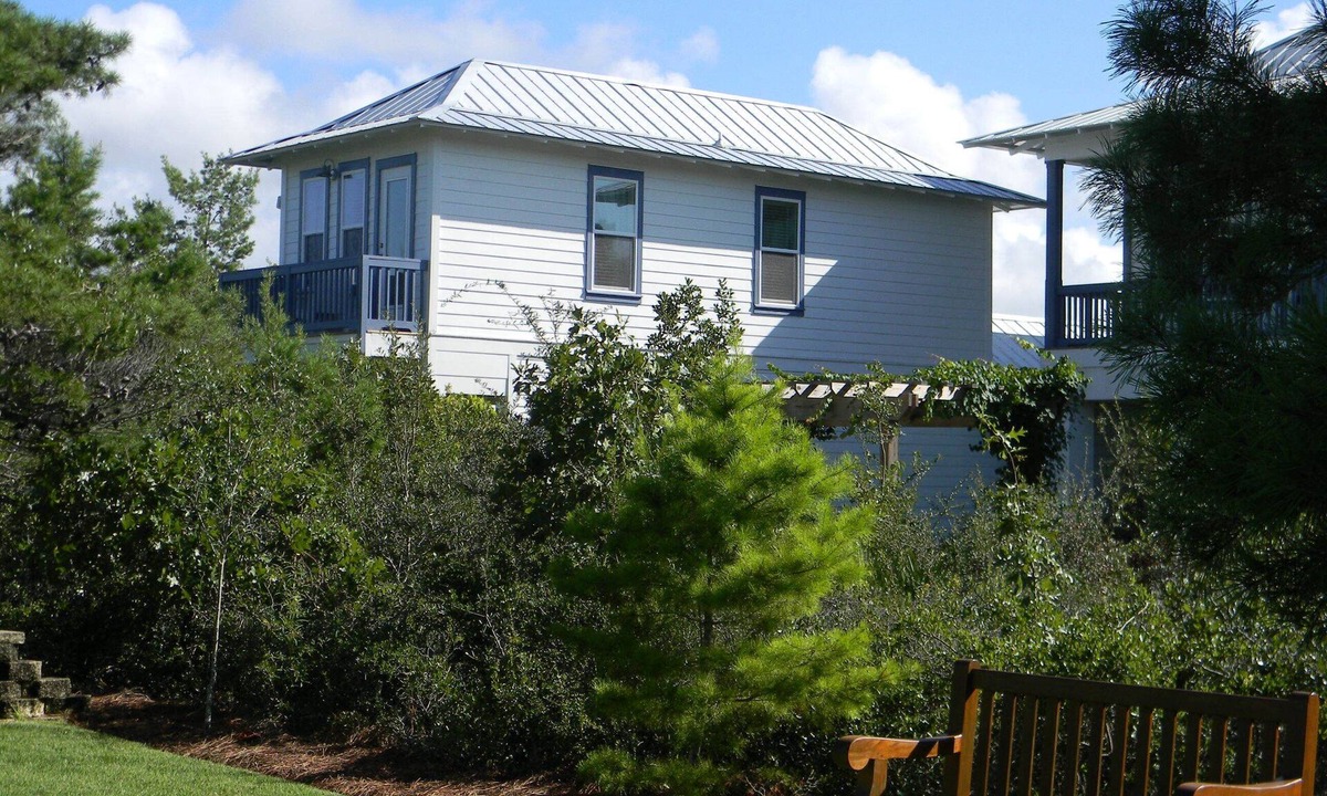 Seacrest Beach Cottage | Modern cottage, short walk to Alys/Rosemary/private beach access