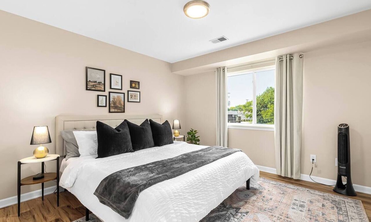 Roseville Apartment | Modern & Cozy 1BR Upper Flat | King Bed + Laundry