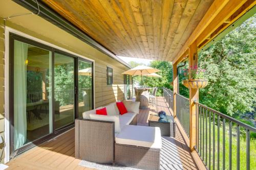 Polk County House | Modern Creekside Retreat 1 Mi to Spirit Mtn Casino