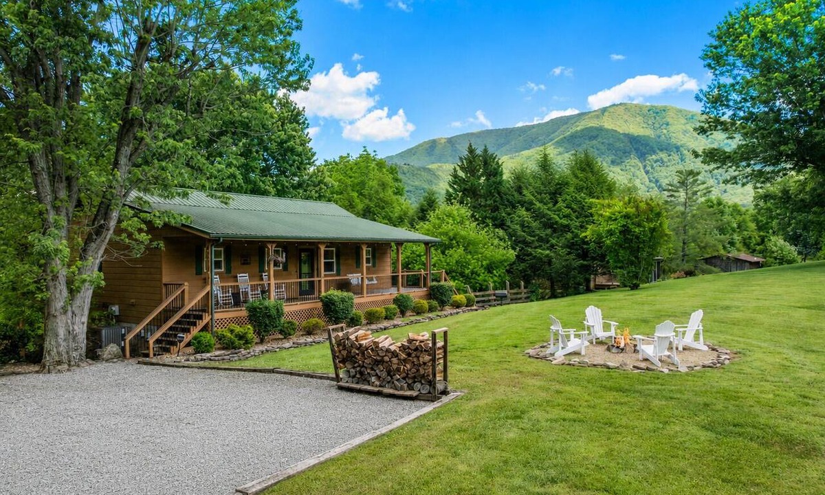 Smoky Mountains House | Modern Family Cabin in the Smokies + Mtn Views!