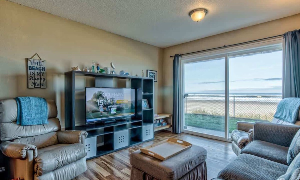 Lincoln City Condo | Modern Ground Floor Beachfront Condo Suite - Sleeps 4 - Pool and Sauna!