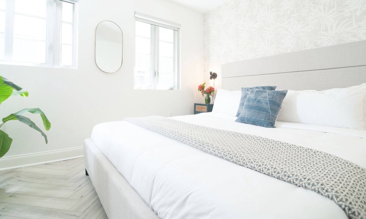 South Beach House | Modern King Studio, Steps away from the Beach