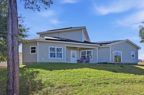 Crestview House | Modern Pine-Scented Retreat – 30 Mins to Beach! home