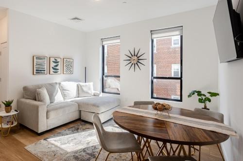 Dwight Apartment | Modern & Spacious 2BR Apartment with Gym & Parking