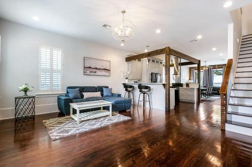 Faubourg Lafayette House | Modern, Spacious Townhouse with Luxury Amenities