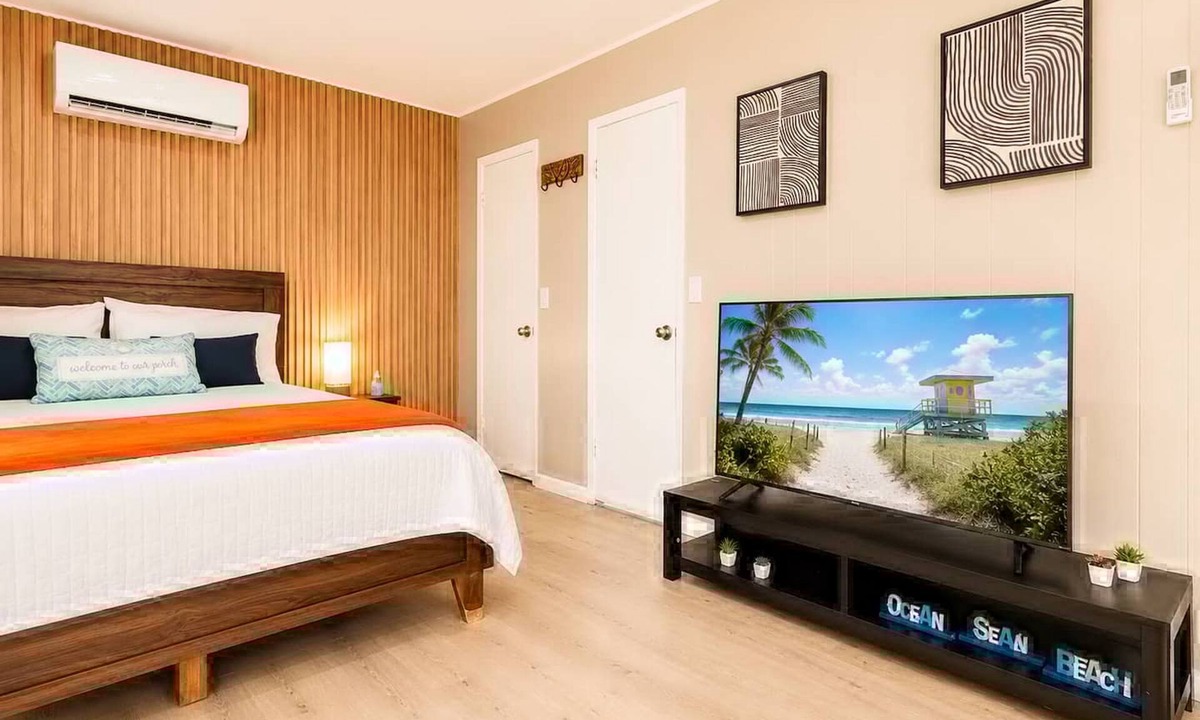 Royal Poinciana Apartment | Modern Studio Private Parking Near Beach