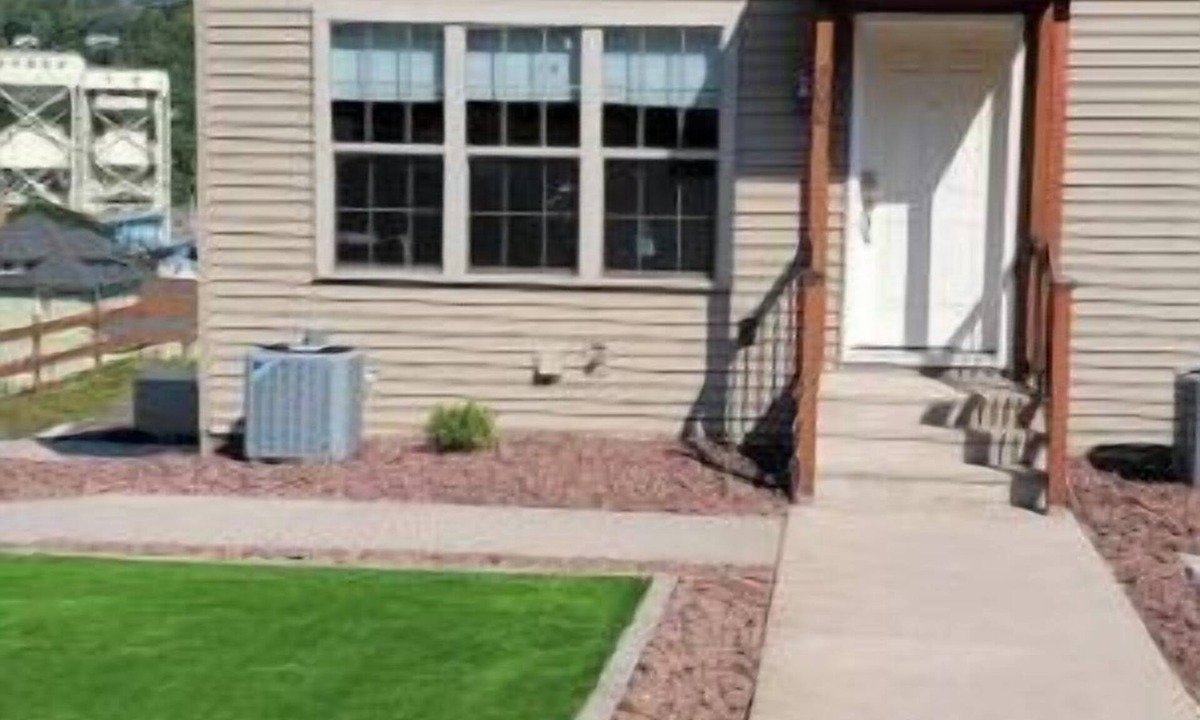 Houghton House | Modern Townhouse Walking Distance to Downtown