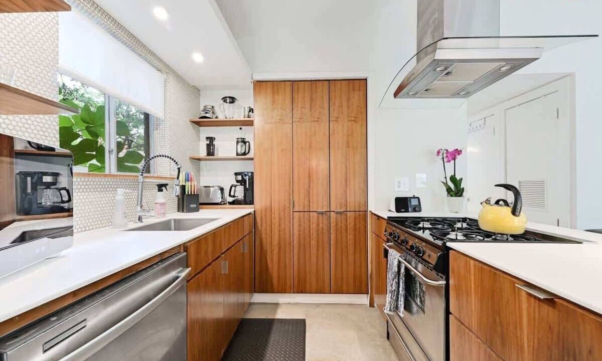 South River City House | Modern Travis Heights | SoCo + Pet-Friendly
