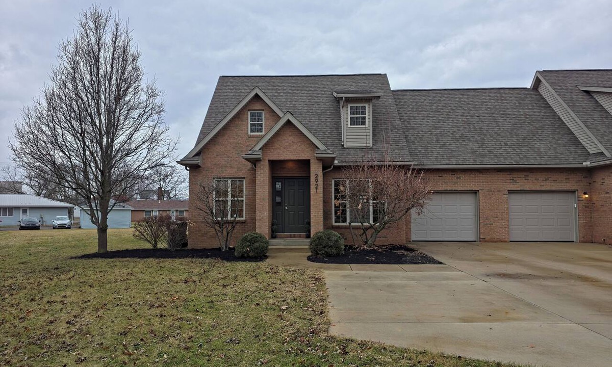 Elida Condo | Modern with traditional style 3-bed+ condo, wifi laundry in charming Laurel Oaks