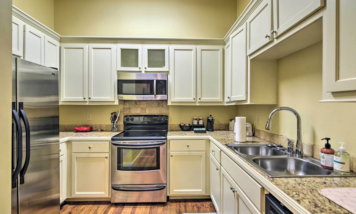 Vicksburg Condo | Modernized Downtown Condo w/Patio & Grill Access!