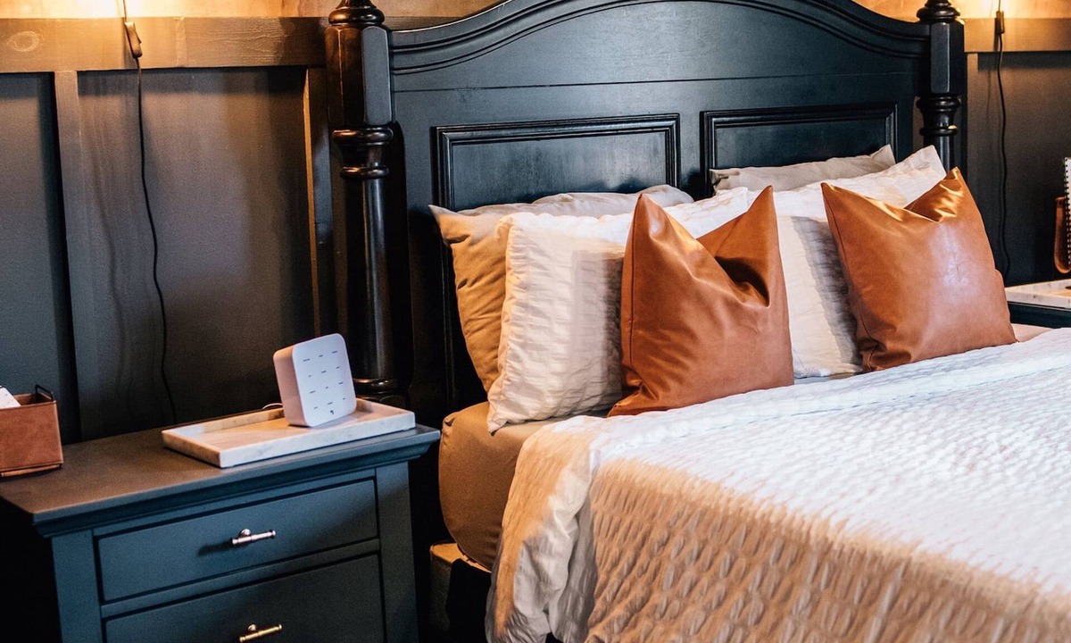 East Memphis Apartment | Moody Blues Studio Perfect for Work or Romance